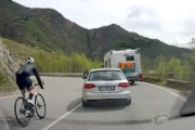 【動画】ロードバイクと自動車の追い越しが被ってしまう危ない車載。