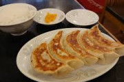 ワイ、餃子とハンバーグ、白米2杯をペロリ