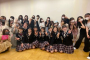 最後のさくら学院の集合写真に、BABYMETALの女の子がいない！　【海外の反応】