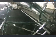 前から畳が！フロントガラス直撃破壊、東京外環自動車道で..恐怖の瞬間