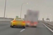 【動画】いったい何が…高速道路でトラックが傾きながら黄色い車の進路を執拗に妨害ｗｗｗｗｗｗ