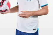 【悲報】イングランド代表のユニフォーム、日本のデザインの丸パクリだったことが判明で炎上中wwwwww