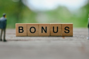【賞与】公務員はなぜ「ボーナス」をもらえる？ 会社の「利益」に応じてもらえるはずなのに、役所の仕事も利益は出ているの？