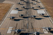 オーストラリア空軍のF-35A戦闘機と米海兵隊のF-35Bがエレファントウォークを披露！