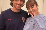 【画像あり】W杯国際映像の“謎の美女”に、クロアチア主将モドリッチもメロメロに「鼻の下伸びてる」「デレデレ～」と2ショットが反響