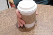 【悲報】新入社員ワイ、スタバ片手にオフィス街を颯爽と歩いてるだけで笑われるｗｗｗ