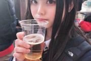 女子高生、制服を着たままビールを飲む