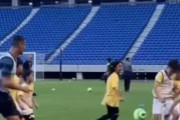 海外「めっちゃ楽しんでて笑うw」来日中のC・ロナウドが日本の子供たちとサッカーをする姿が楽しそうと話題に！