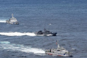 海上保安庁巡視船に海自SH-60K哨戒ヘリが着艦…ミサイル艇「うみたか」と巡視船「きそ」及び「えちぜん」が共同訓練！