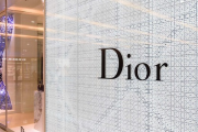 【画像】高級ブランド「Dior」、夜職女が使うイメージを脱したい様子ｗｗｗｗ
