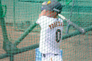 吉川尚輝さん、打撃練習をする