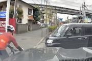神奈川で撮影されたロードバイクと軽自動車のひやっと動画(°_°)