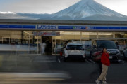 外国人に人気のスポット”富士山ローソン”　マナーが悪すぎるため最終手段に…