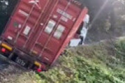 【動画】 トラックが細い山道の運転に失敗、エグい展開に・・ 「これ日本なの!？」 衝撃動画が流出