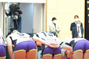 【画像】女子バレー選手、頭を下げる動作だけで周りの男を狂わせる
