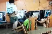 【止められない】洪水発生のフィリピン、膝上まで浸水してるのにネカフェでゲームを続ける子どもたちが激写される
