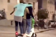 それは無理ｗｗｗ電動キックボードに3人で乗ろうとした結果ｗｗｗ