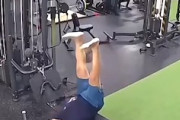 【動画】何がしたかった。スポーツジムで大怪我してしまったおじさん。