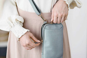 スマホを肩からぶら下げるショルダー野郎が増加！　バッグ不要・楽に決済・服のアクセント