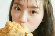 日向坂46・佐々木美玲、ハンバーガー頬張るキュートなカット「全部ペロっと食べちゃいました！」