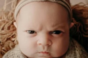 赤ちゃんのファースト・フォトでのむっつり顔がなんだか可愛いと話題に！