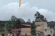 【動画】中国あるある、また「ロケットの残骸」が落下！山岳地帯の村に