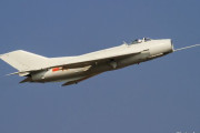 中国版「神風特攻機」がスタンバイ…最新鋭ドローンに生まれ変わった骨董品J-6戦闘機！