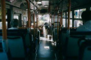 【謎の怖い話】自分「すいません、定期忘れてしまって…」バス運転手「あぁ、さっきあんたのお母さんが届けに来たよ」自分「え？」
