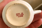 海外「占領！？」「これよく見たことある！！」日本のある時代に作られたマグカップの底面の文字に興味津々！