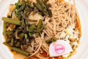そば屋で「山菜そば」を頼めるやつって人生に余裕がありそうだよな