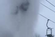 【動画】 スキーリフトで立ち往生した客に破裂した水道管の水がピンポイント直撃・・ 地獄のような光景に絶句　