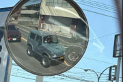 メルカリ民「車売るために写真撮らなきゃ、めんどいな…せや！」