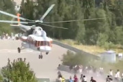 事故寸前。離陸時に木に突っ込んでしまったMi-8ヘリコプターの映像。