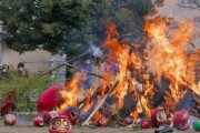 【悲報】神社の『どんど焼き』でまさかの事態が発生してしまう！！！！！