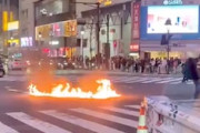【逮捕】渋谷スクランブル交差点に放火した男の動画が複数アップされる。