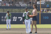 【悲報】女さん、突然マウンドで脱ぎ出す