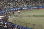 【衝撃】ヤクルトさん、グラウンドの水をポンプで吸い上げグラウンドへ放出中ｗｗｗ