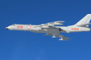 中国軍のH-6爆撃機2機が沖縄と宮古島間を通過して太平洋へ…空自戦闘機がスクランブル対応！
