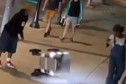 【ひどい】アメリカの配達ロボットさん、人間に強奪されまくってしまう・・・