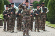 フランス陸軍第35歩兵連隊、若い新兵が集団行動や行進などの訓練！