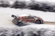 【WRC】フェンスをぶち破ってコースに戻るオリバー・ソルベルグの豪快ドライブ。