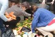 【動画】中国、上海封鎖、ついにゴミを漁って食べられる物を探す住民も続出！