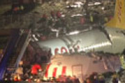 【動画】 トルコ旅客機が着陸に失敗し機体が３つになる大破、179人負傷　その瞬間が激撮される
