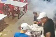 【動画】中国あるある、食堂で男4人で鍋を食べていたら、突然、鍋が爆発～！