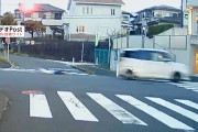 【独自】息子の車に母親が数百メートル引きずられる瞬間映像…犬のリードひっかかり気付かず発進か（動画あり）