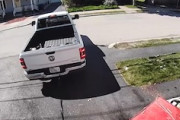 【動画】何がしたかった？ツールボックスを車で動かそうとしたおっさんの悲劇。