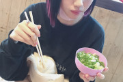 【画像】ラーメンに「ネギ」を山盛りにして食べる人は、何らかの「闇」を抱えています