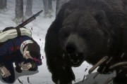 クマの初撃は高確率で右側からくるので躱せばワンチャンあるらしい