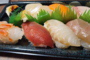 【悲報】Z世代、回転寿司だけじゃなくてパック寿司の食べ方もめちゃくちゃ?