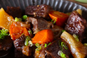 海外「ガッツリ食べたいの肉レシピ」牛バラ肉と大根煮の美味しい作り方